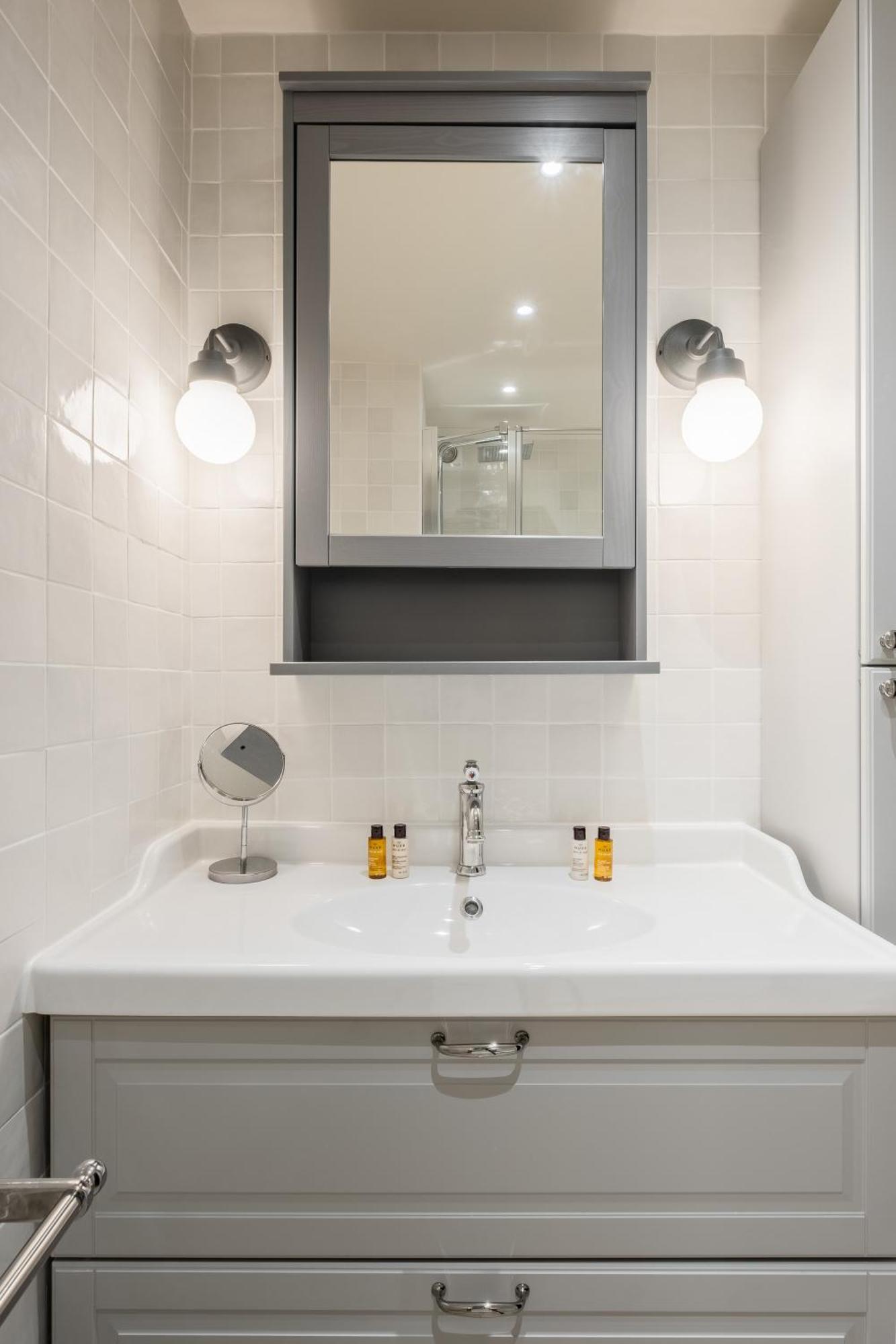 Veeve - Grand In Grey Apartment Paris