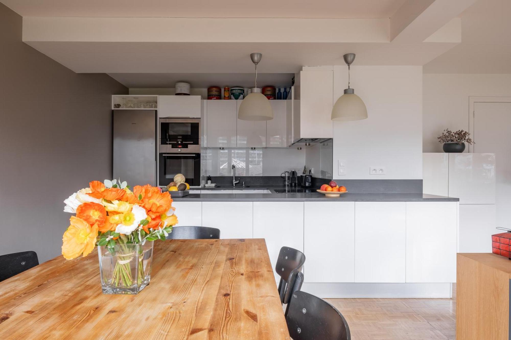 Veeve - Grand In Grey Apartment